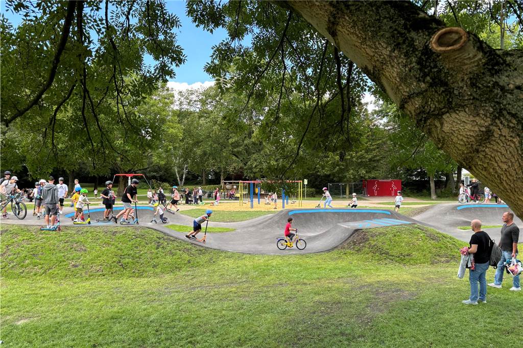 Randys (33) Erlebnis auf dem Super-Spielplatz endete im Rettungswagen Der Gang durch die Senke über die Asphalt-Fahrbahn ist für manches Kleinkind verlockend. Könnte ein Zaun die Kinder schützen?