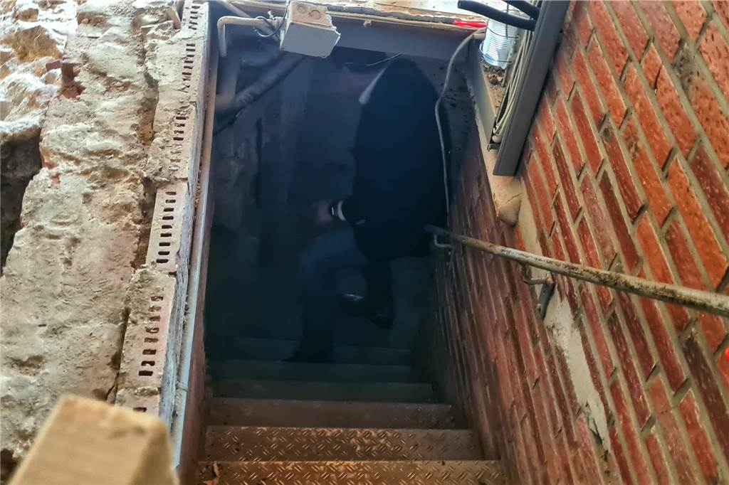 Abriss und Neubau: Tage der alten Burgschänke sind gezählt Der Gang in den Keller der Burgschänke, der erhalten bleiben soll, ist steil. Der Keller mit den historischen Funden soll für die Öffentlichkeit zugänglich gemacht werden.
