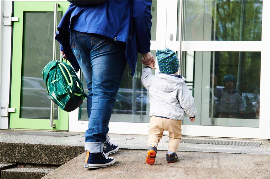 Wegen Corona: Wieder Schließungen von Schule und Kitas in Dortmund Der Gang zur Kita - in drei Dortmunder Einrichtungen ist er bis Mitte der Woche nicht möglich.