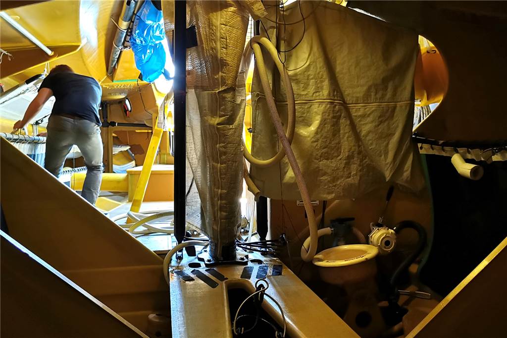 „Glücksmomente pur!“ - Ehepaar Ridder segelt auf High-Speed-Sportyacht Der Gang zur Toilette (vorn rechts) war jedes Mal ein Abenteuer.