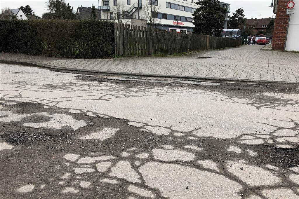 Kaputte Straßen und tiefe Löcher: CDU schlägt Alarm Der ganze Schöttelkamp hat eine lausige Straßendecke. Das gilt natürlich auch für den Bereich vor dem Hedi 2.