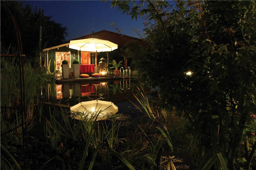Zwei Familien zeigen ihre Garten-Idylle beim Lichterabend Der Garten der Familie Baumeister ist auch, wenn es dunkel wird, ein echter Hingucker.