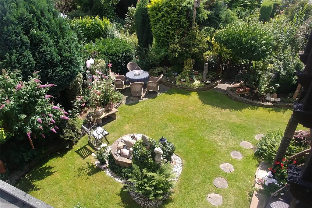 Monika Strzelec (80) sammelt in ihrem Garten Lieblingsstücke Der Garten ist auch ein Treffpunkt für die Nachbarn von Monika Strzelec.