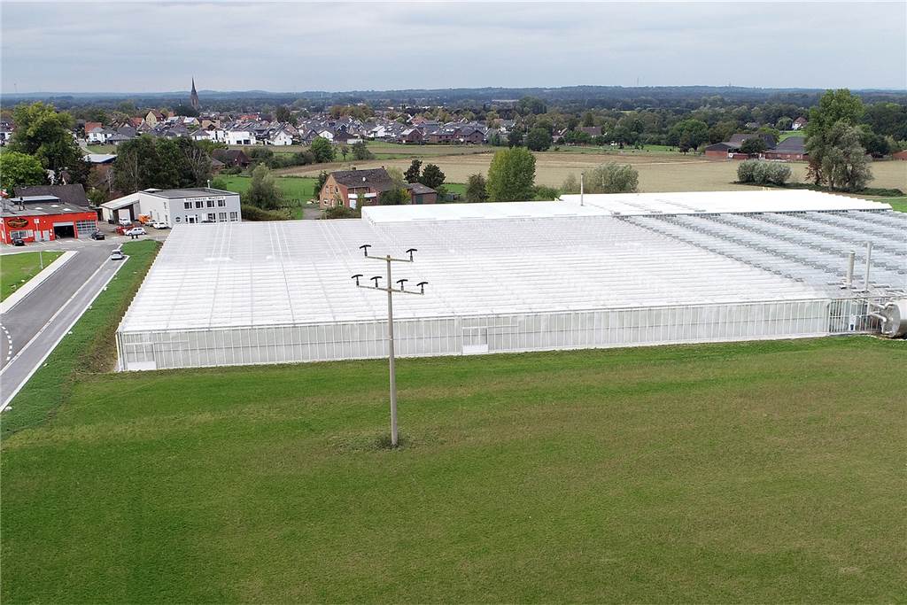 Der Gartenbaubetrieb Volmary liegt rechts neben der neuen Straße. Deutlich zu sehen: der Abstellstreifen für Lkw und die neue Wendemöglichkeit.