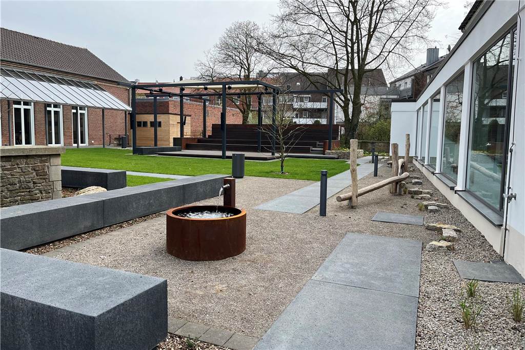 Gottesdienste und Taufen im Freien bei der evangelischen Kirche möglich Gartenpark evangelische Christuskirche Ahaus