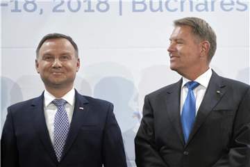 Der gastgebende rumänische Präsident Klaus Iohannis (r) und sein polnischer Amtskollege Andrzej Duda bei der Eröffnung des Drei-Meere-Gipfels in Bukarest. Foto: Andreea Alexandru/AP