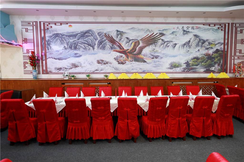 Im Ahauser Asia-Restaurant „Mongolei“ hat der Gast die Qual der Wahl Der Gastraum des „Mongolei“ wartet mit beeindruckenden Wandgemälden auf.