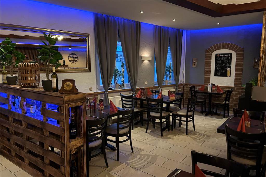 Familie Hamidovic betreibt das Gasthaus Suer mit Leidenschaft Stühle und Tische in einem Restaurant