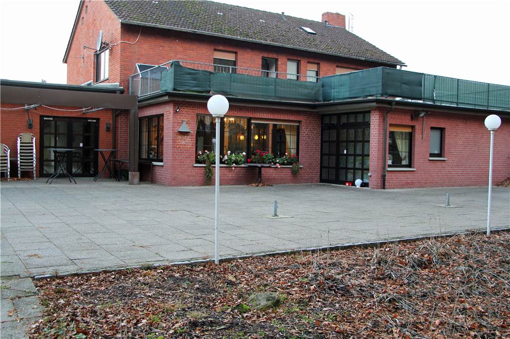 Das seltsame Auf und Ab „Im grünen Winkel“ Der Gastronomie-Komplex lockt in den Sommermonaten mit einer großen, schattigen Terrasse.
