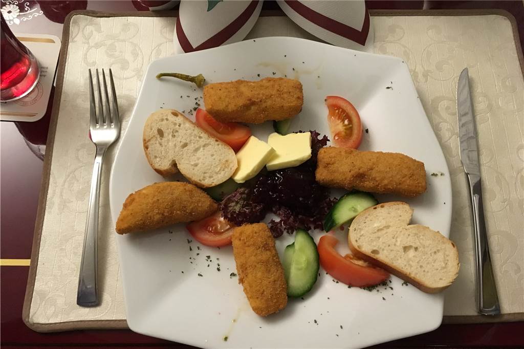 Das seltsame Auf und Ab „Im grünen Winkel“ Der gebackene Schafskäse als Vorspeise.
