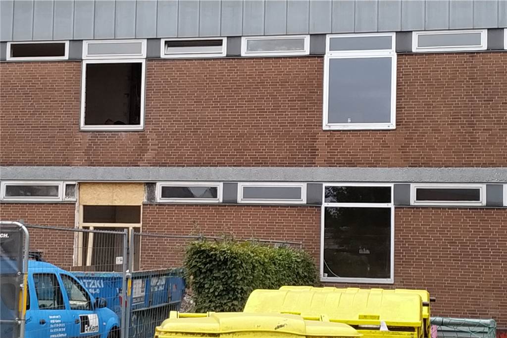 Neuer Fluchtweg: Stadt Olfen saniert Gesamtschul-Teil für halbe Million Der Gebäudeteil D der Gesamtschule bekommt einen neuen Ausgang (unten links). Von Außen wird die Sanierung kaum zu erkennen sein. Lediglich alte Holzfenster werden gegen neue mit Aluminiumrahmen ersetzt.