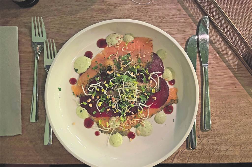 Lachs mit Dillmayonnaise, Rote Bete und Haselnuss
