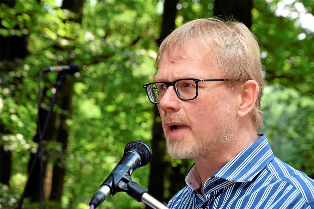Das Heilige Kreuz zu Heek: Eine Sage über Wunder und viel Regen Historiker und Stadtarchivar von Olpe, Josef Wermert, am Mikrofon