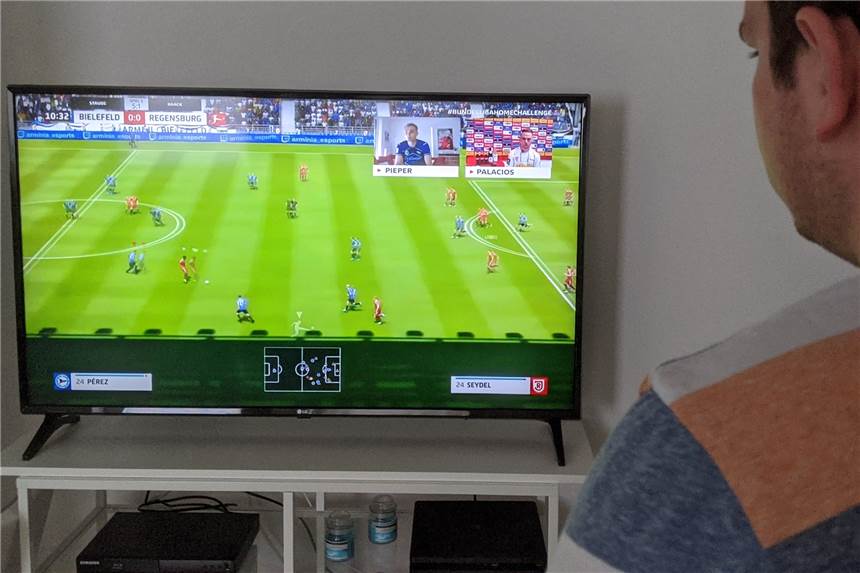 FIFA-Duell unter Fußballprofis: Nordkirchener Amos Pieper zeigt sein Können an der Playstation Der gebürtige Nordkirchener Amos Pieper nahm an der Bundesliga Home Challenge teil.