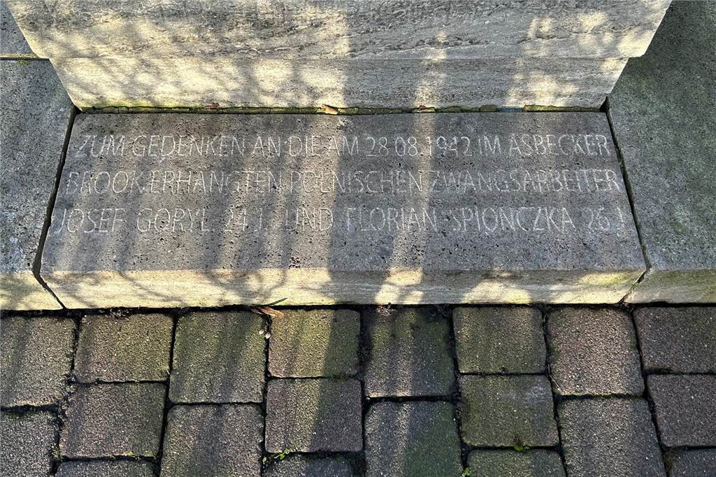 Verleumdet, verraten, verfolgt: Maria Potrzeba aus Asbeck Der Gedenkstein erinnert an die Ermordung der beiden polnischen Zwangsarbeiter, Marias Freunde Florian und Josef.