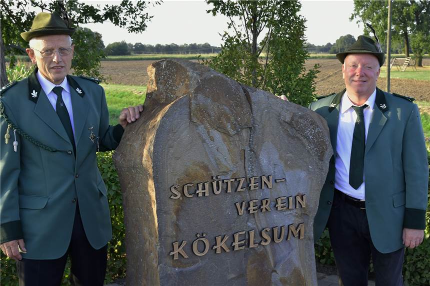 Das ist das Schützenfest-Programm der Kökelsumer Schützen Der Gedenkstein mit seiner Heckenumrandung wird seitdem von den beiden Schützenkameraden Franz Trogemann (rechts) und Norbert Hagelschur gepflegt.