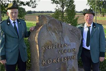 Der Gedenkstein mit seiner Heckenumrandung wird seitdem von den beiden Schützenkameraden Franz Trogemann (rechts) und Norbert Hagelschur gepflegt.