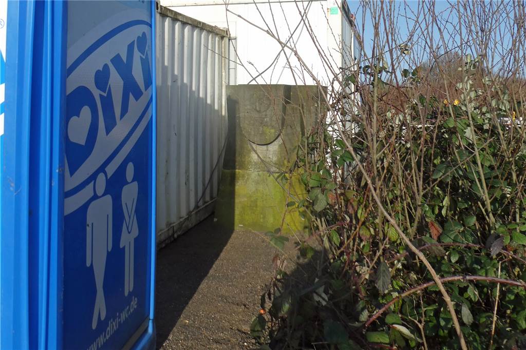 Betonklotz an der Lippebrücke: Wie geht’s weiter mit dem wichtigsten Stein? Der Gedenkstein war vorübergehend hinter einem Dixi-Klo und Bauwagen versteckt.