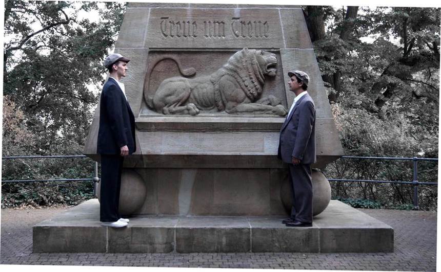 In "Kriegspassagen" durchlebt der Zuschauer den Krieg Der Gefreite (Johan Schüling, l.) und der Offizier (Konrad Haller) beginnen ihren Dialog am so genannten 13er-Denkmal: Am Denkmal für das 13. Infanterieregiment im Ersten Weltkrieg. Das Stück führt über die Promenade.