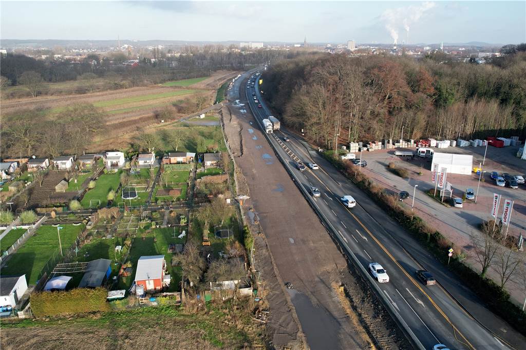 Winterpause für Baustelle an B54 endet - Ausblick auf Baujahr 2022 Der Geh- und Radweg auf der südlichen Seite der B54 (hier links) zwischen Buchenberg und Kupferstraße ist entfernt worden. Künftig werden Fußgänger und Radfahrer nur noch den Weg auf der anderen Straßenseite benutzen können.