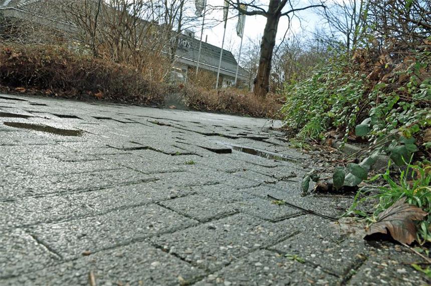 Einige Castrop-Rauxeler Straßen bleiben 2016 kaputt Der Gehweg an der Willy-Brandt-Gesamtschule: Hier heben sich einzelne Platten und werden zu Stolperfallen.