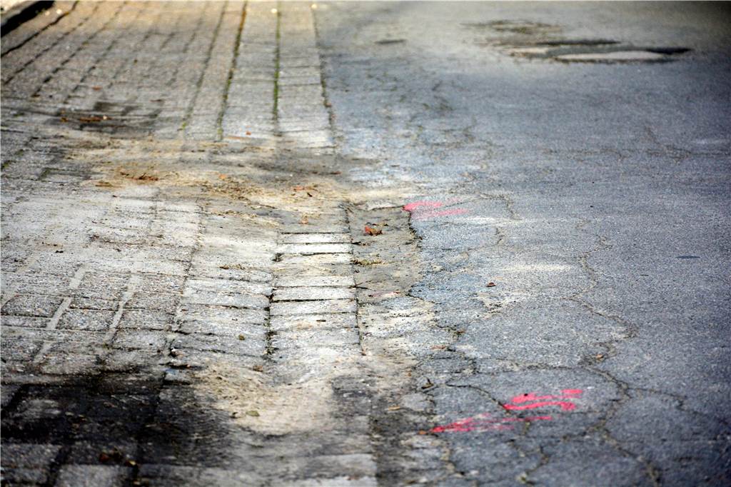 Schlagloch an Schlagloch - warum Familie Kamps den Straßenausbau trotzdem verschieben will Der Gehweg sieht auch nicht gut aus. Bisher wurde dort noch nichts saniert.