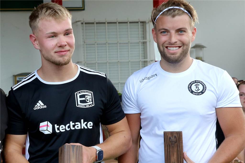 Der Geisecker Felix Neumann (nicht auf dem Foto) erhielt die „Edelholz“-Trophäe für den besten Spieler des Turniers. Bester Torwart wurde Pascal Stricker (TuS Holzen-Sommerberg, re.), während Luca Flamme (SGE Ergste, li.) zum „Holzfuß“ des Turniers gekürt wurde.