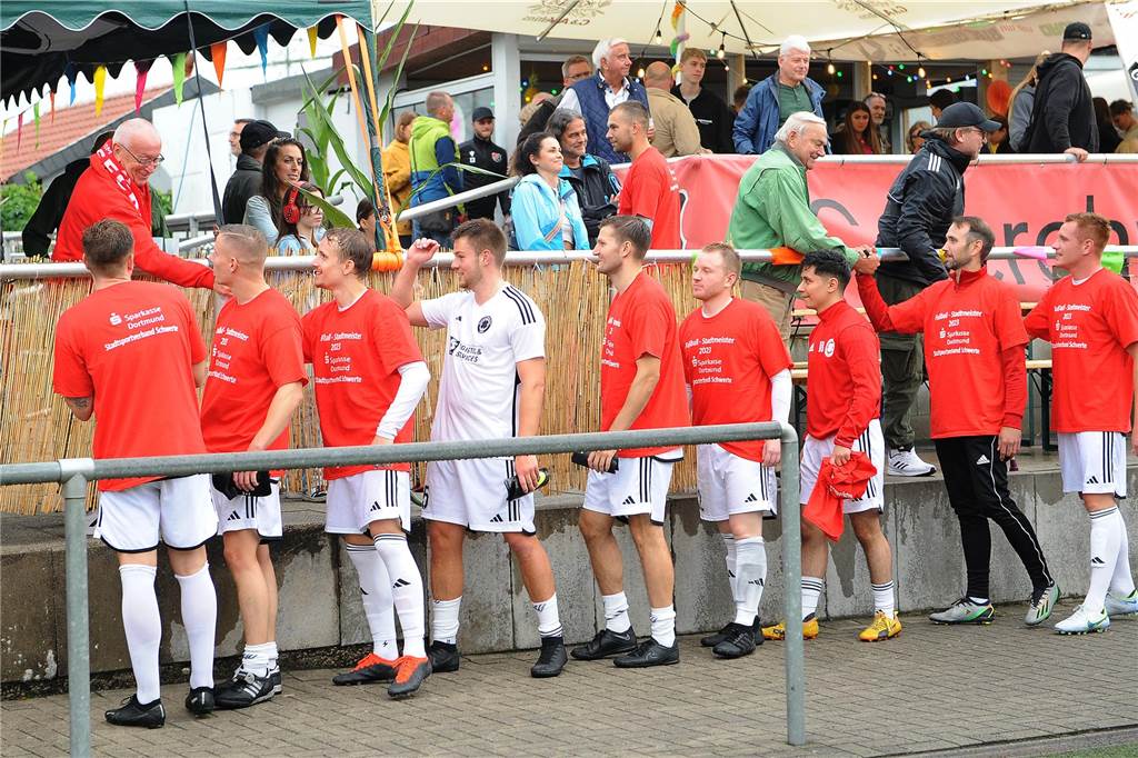 Der Geisecker ist nach einem 3:0-Endspielsieg gegen den VfL Schwerte der Stadtmeister 2023. 