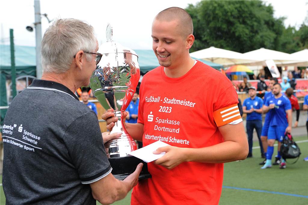 Der Geisecker ist nach einem 3:0-Endspielsieg gegen den VfL Schwerte der Stadtmeister 2023. 