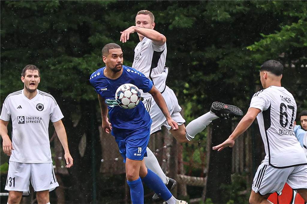 Zweikämpfe, Jubelszenen und Ehrungen: Die besten Bilder vom Stadtmeisterschafts-Endspiel Der Geisecker SV hat das Stadtmeisterschafts-Endspiel gegen den VfL Schwerte mit 2:0 gewonnen.