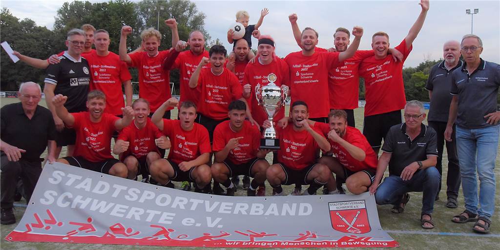 Schwerter Stadtmeisterschaft: Zwei Neuzugänge entscheiden das Finale für den Geisecker SV Die Mannschaft des Geisecker SV jubelt über den Gewinn der Schwerter Stadtmeisterschaft 2022.