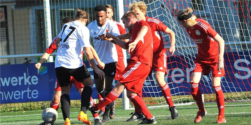 Liveticker zum Nachlesen: So ist es für den VfL Schwerte und den Geisecker SV gelaufen Kampf um den Ball im Spiel des Geisecker SV (rote Trikots) gegen den TuS Eichlinghofen.