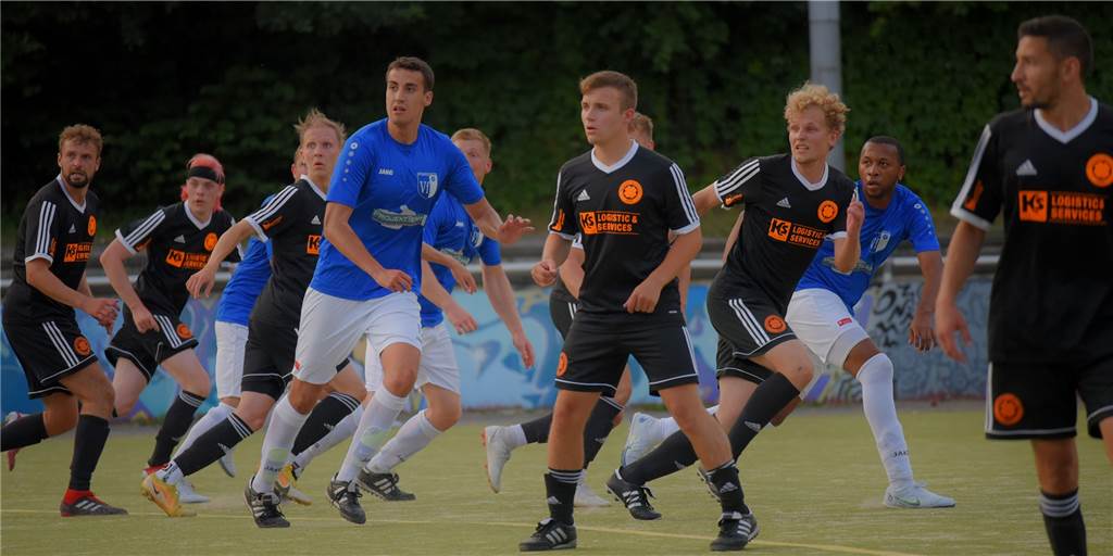 Fußball-Stadtmeisterschaft - von einem echten Highlight ein gutes Stück entfernt Der Geisecker SV (schwarze Trikots) ist Schwerter Fußball-Stadtmeister 2022.