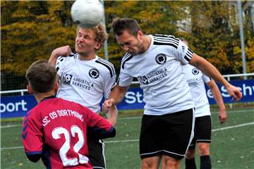Der Geisecker SV (weiße Trikots) kam gegen den ASC 09 Dortmund zu einem 4:3-Erfolg.