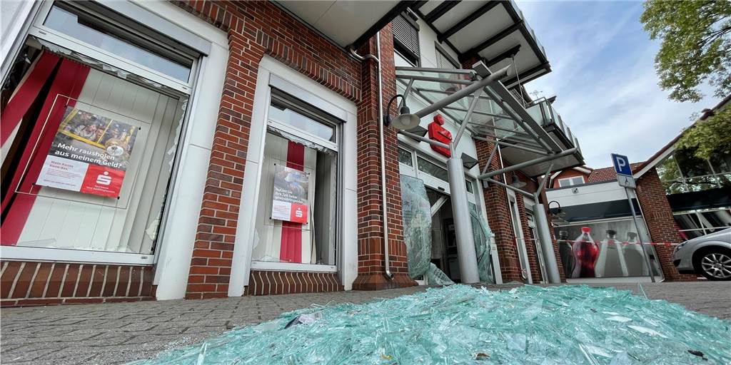 Geldautomaten-Sprengungen: Polizei überwacht Standorte und sucht Videos Der Geldautomat der Sparkasse in Henrichenburg war in der Nacht zu Donnerstag (19.5.2022) gesprengt worden. Danach gab es im Umfeld Schüsse, von denen einer der drei Männer getroffen und verletzt wurde. Die Polizei nahm ihn fest und brachte ihn ins Krankenhaus.