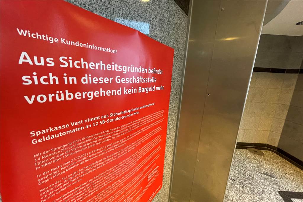 Geldautomaten-Sprengungen: Polizei überwacht Standorte und sucht Videos Der Geldautomat in der Sparkassen-Filiale Obercastrop ist aus Sicherheitsgründen schon länger geschlossen.