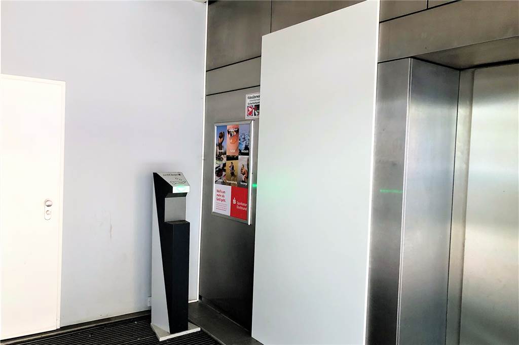 Versuchter Einbruch bei Sparkasse: Verhinderte Wachdienst Schlimmeres? Der Geldautomat ist hinter einer Stahlwand verschwunden.
