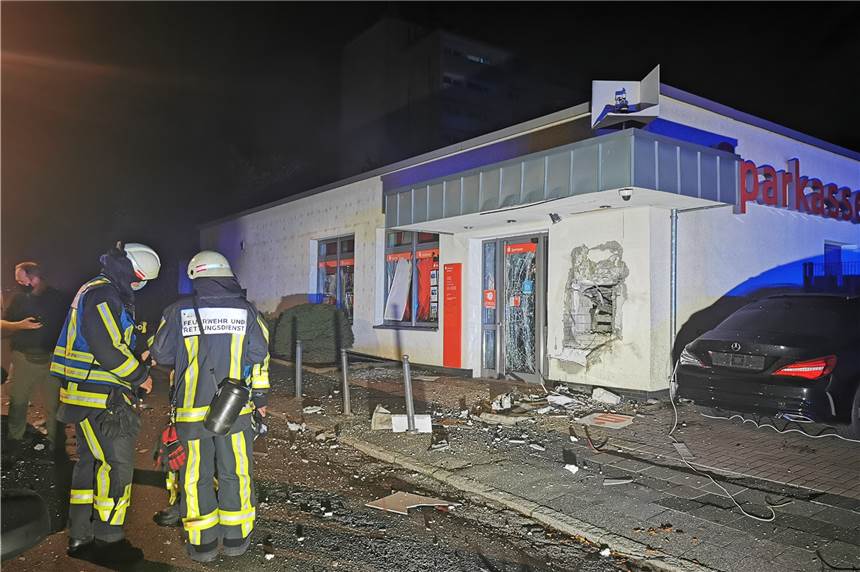 Geldautomat in Bochum gesprengt: Gegenüberliegendes Haus und sechs Autos beschädigt Der Geldautomat wurde komplett aus der Wand gerissen, die Trümmerteile flogen weit herum und beschädigten ein gegenüberliegendes Haus sowie mehrere Autos.