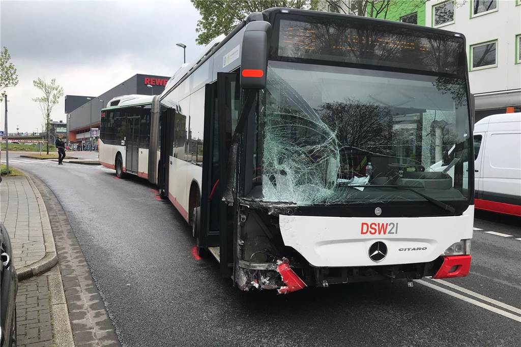 Schwerer Unfall am Hörder Bahnhof: Linienbus sorgt für ein Bild der Verwüstung Der Gelenkbus knallte gegen mehrere Fahrzeuge, streifte eine Litfaßsäule, fuhr über eine Mülltonne und gegen einen Baum.