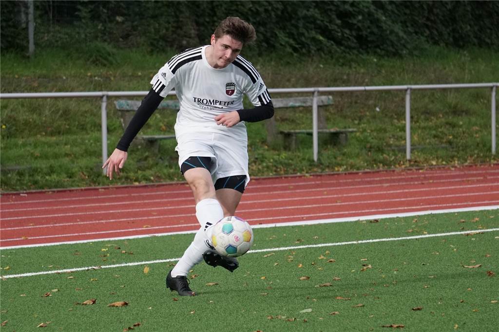 Startelf-Einsatz mit Blitz-Tor: Frentzen überzeugt bei BV Brambauer Benedikt Frentzen schlägt eine Flanke.