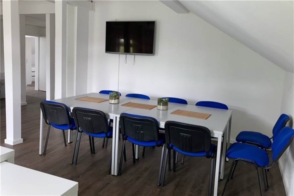 Fast ausgebucht: Dieses Gebäude in Barop ist ein Rettungsanker für wohnungslose junge Dortmunder Der Gemeinschaftsraum der Einrichtung. Hier gibt es auch ein Laptop, das zum Beispiel für die Wohnungssuche genutzt werden kann.