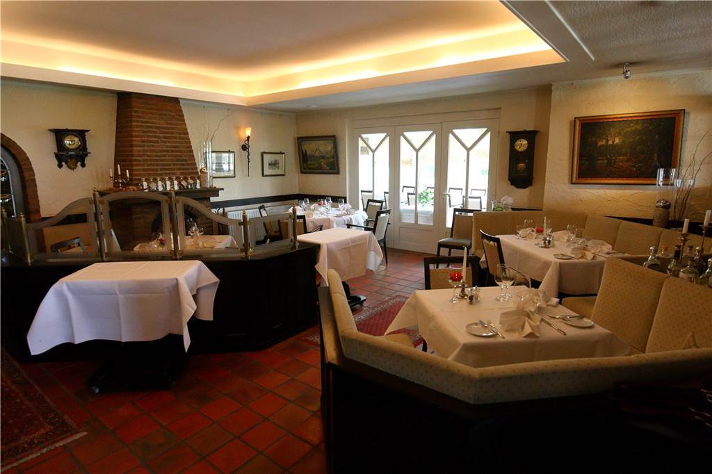 Im Heidehof gibt es Spitzenküche mit französischer Note Der gemütliche Gastraum in dem Restaurant im Amtsvenn.