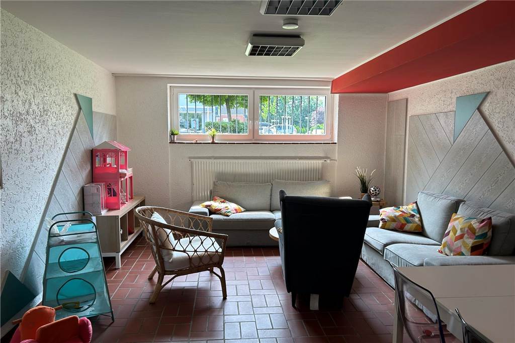 Quartierstreff im Holtkamp funktioniert auf vielen Ebenen Der gemütliche Raum mit den Sofas ist nur ein Teil des Quartierstreffs im Keller des Pfarrheims St. Johannes.