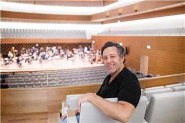 Der Generalmusikdirektor der Bochumer Symphoniker, Steven Sloane. Foto: Marcel Kusch/Archivbild
