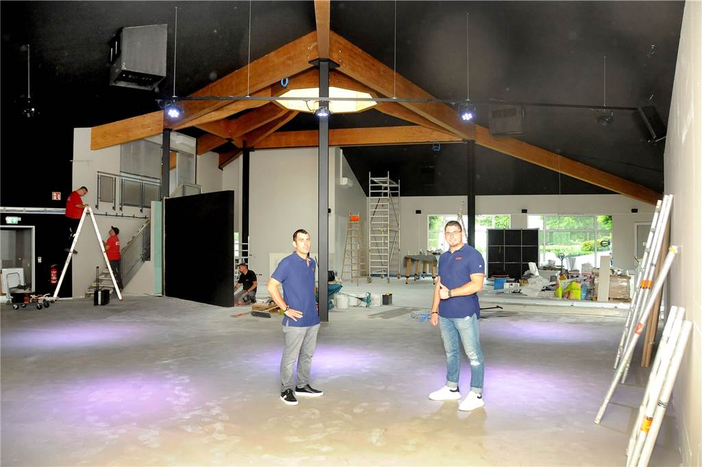 Umbau fast fertig: Termin für Fitnessstudio-Eröffnung von „Injoy Pottfit“ steht Der Generalunternehmer arbeitet zügig bei der Umgestaltung des früheren HHKT-Küchenstudios an der Sonnenstraße zum Sportclub Injoy Pottfit. Die Inhaber, die Brüder Timo (l.) und Pascal (r.) Ribnikar, sind immer mehr begeistert von der einmaligen architektonischen Atmosphäre.