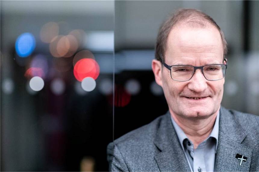 Der Generalvikar Klaus Pfeffer steht vor dem Gebäude des Bistum Essen. 