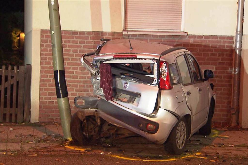 Unfall in Brambauer - Zeugen vermuten illegales Autorennen Der geparkte Fiat wurde bei dem Unfall so stark beschädigt, dass die Polizei von einem Totalschaden ausgeht.