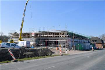 Der geplante Netto-Markt in Capelle an der Bahnhofsstraße nimmt Gestalt an. Nun stehen bereits die Mauern.