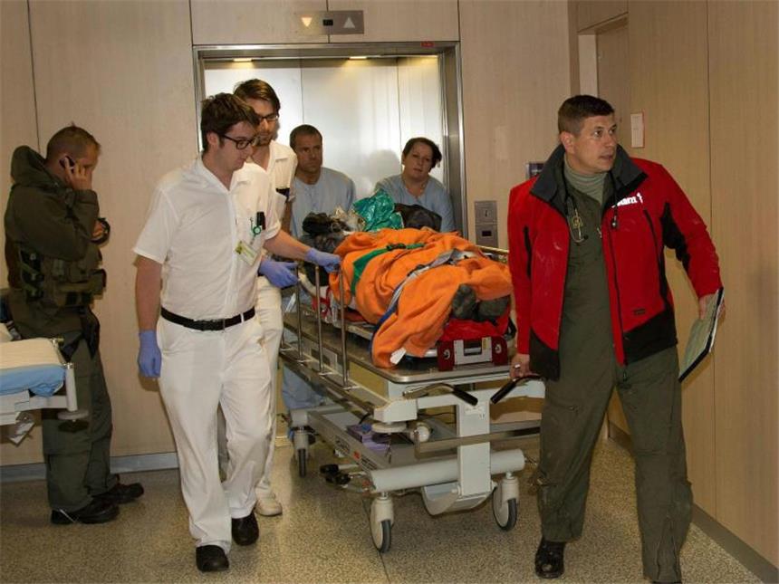 Einsatz bis zur Kraftgrenze: Retter befreien Höhlenforscher Der gerettete Höhlenforscher wird in Salzburg in eine Klinik gebracht. Foto: Neumayr/Mmv