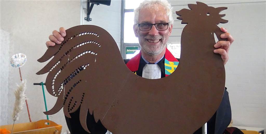 Was die ev. Kreuzkirche in Dorsten inzwischen so besonders macht Pfarrer Michael Laage mit Wetterhahn